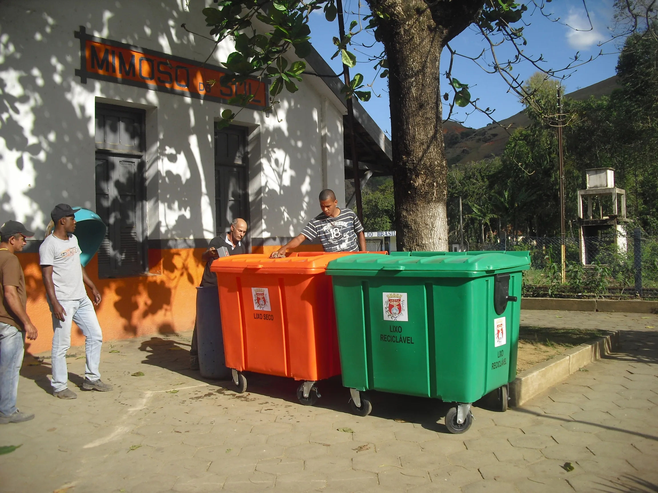 Prefeitura de Mimoso do Sul instala containers para lixos seco e orgânico em toda a cidade