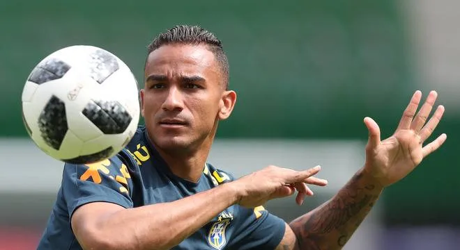 Lateral brasileiro sofre lesão em treino e está fora da Copa