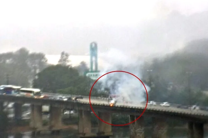 Mais um carro pega fogo na Segunda Ponte e trânsito fica lento