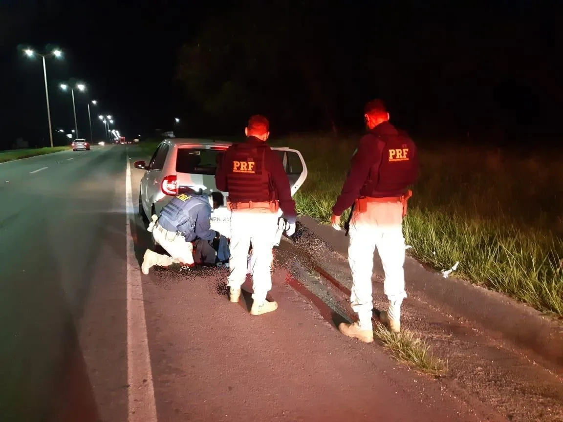 Homens são presos em flagrante após roubarem carro na Serra