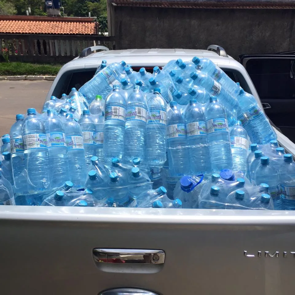 Marataízes entrega mais uma remessa de água mineral a moradores de Colatina