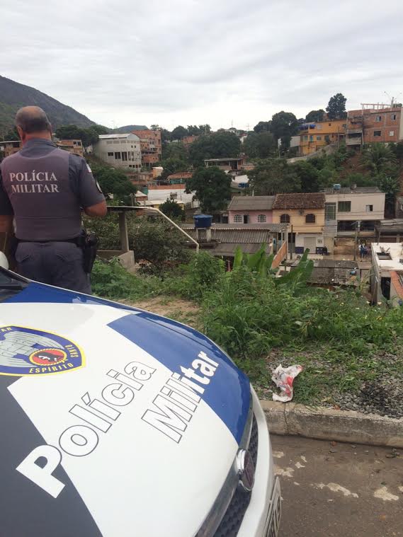 Homem baleado cai de barranco e morre na Serra