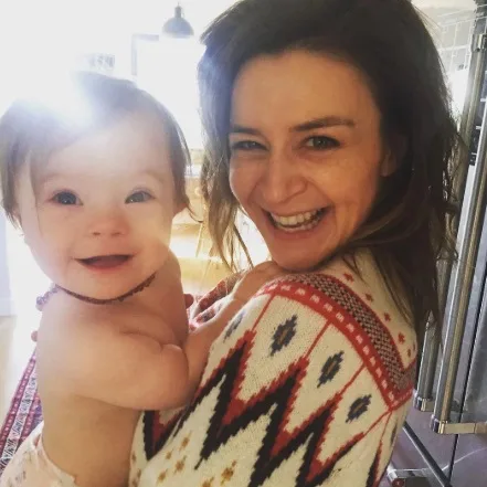 Atriz de Grey's Anatomy fala o que aprendeu com a filha que tem Síndrome de Down