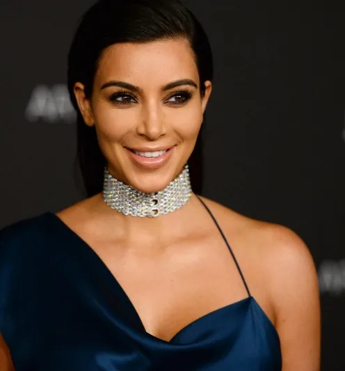 Kim Kardashian fatura 48 milhões de reais em menos de 20 minutos após lançar coleção de make