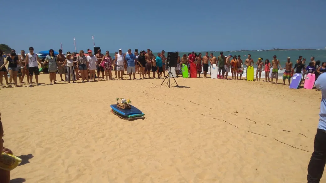 Amigos prestam homenagem na Praia de Itaparica a capixaba morto após ataque de tubarão