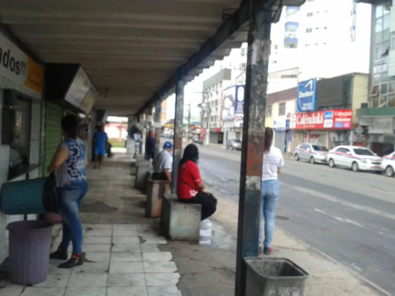 População sofre em ponto de ônibus do Centro de Guarapari