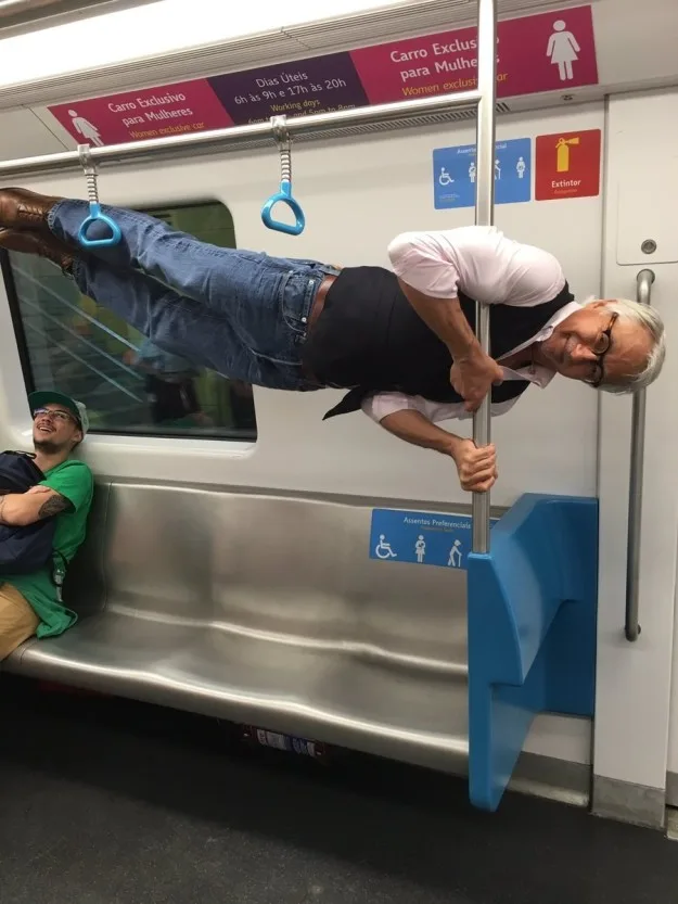 Idoso surpreende quando cederam lugar para ele no metrô no Rio de Janeiro