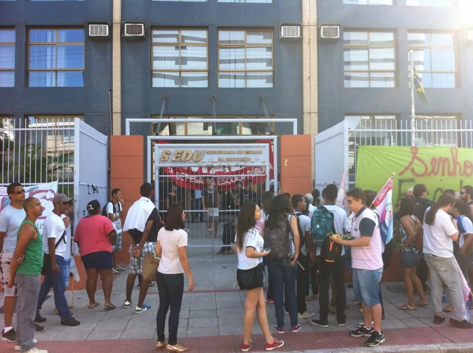 Após ocupar prédio da Sedu, professores e alunos voltam a protestar e trânsito fica complicado em Vitória