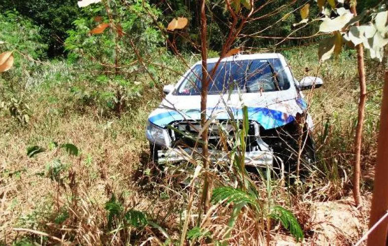 Bandidos rendem taxista em Linhares, mas se atrapalham com câmbio automático e batem carro