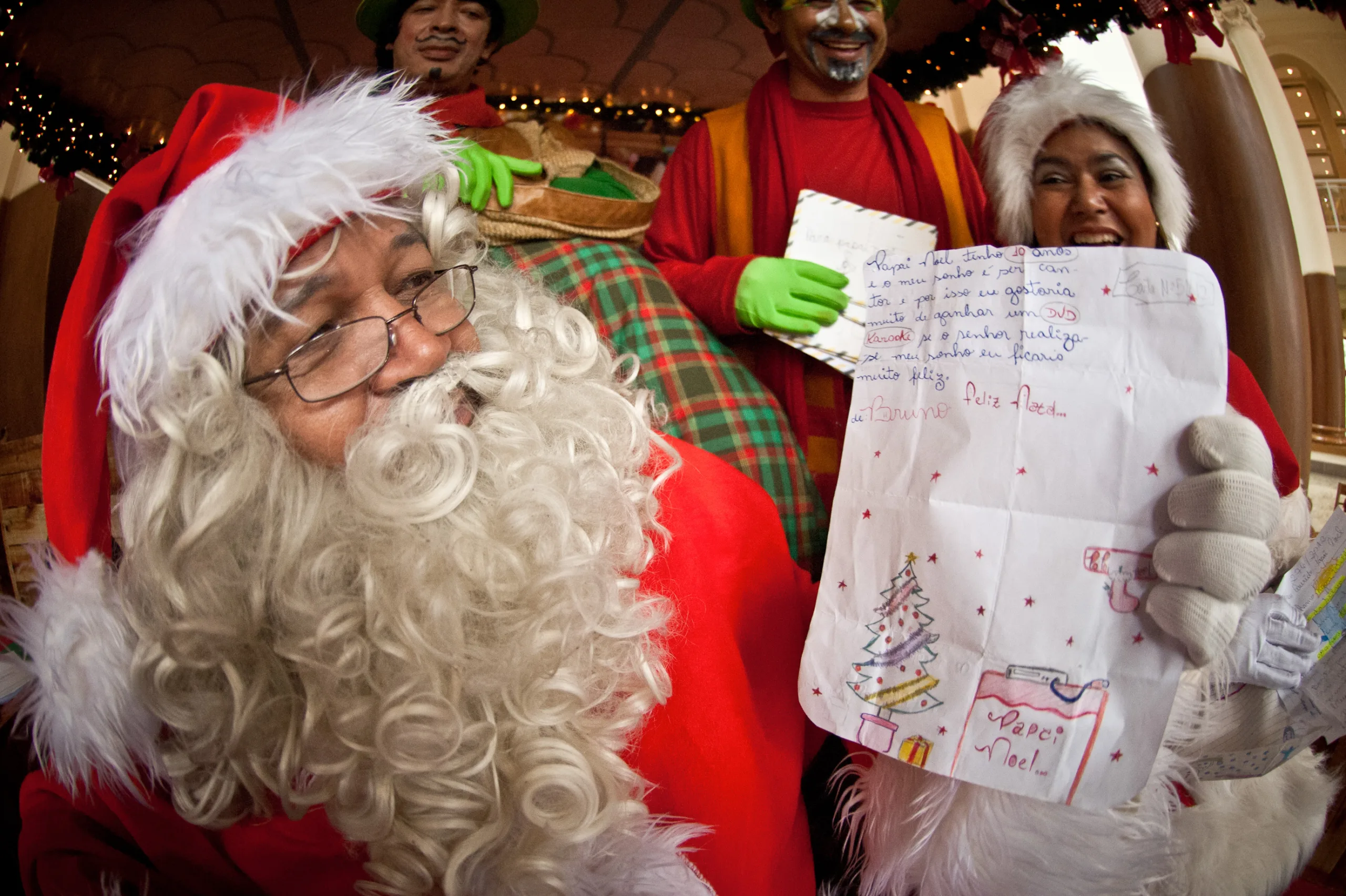 SÃO PAULO, SP, BRASIL, 14-11-2012, 15h30: Papai Noel dos Correios começa a receber cartinhas com pedidos de presentes para este natal. A Campanha Papai Noel dos Correios 2012 foi lançada oficialmente hoje (14), no prédio histórico dos Correios, na Avenida São João, Vale do Anhangabaú, em São Paulo. Em sua 23ª edição, a campanha tem […]