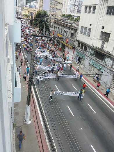 Manifestação de servidores públicos interdita parcialmente trânsito no Centro de Vitória