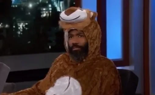 Dublador de Simba dá entrevista vestido como leão em programa de TV
