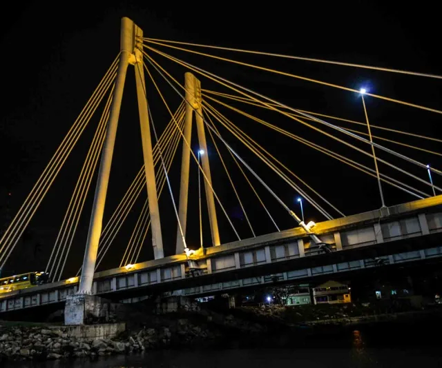 Ponte da Passagem iluminada em amarelo referente ao ‘Maio Amarelo