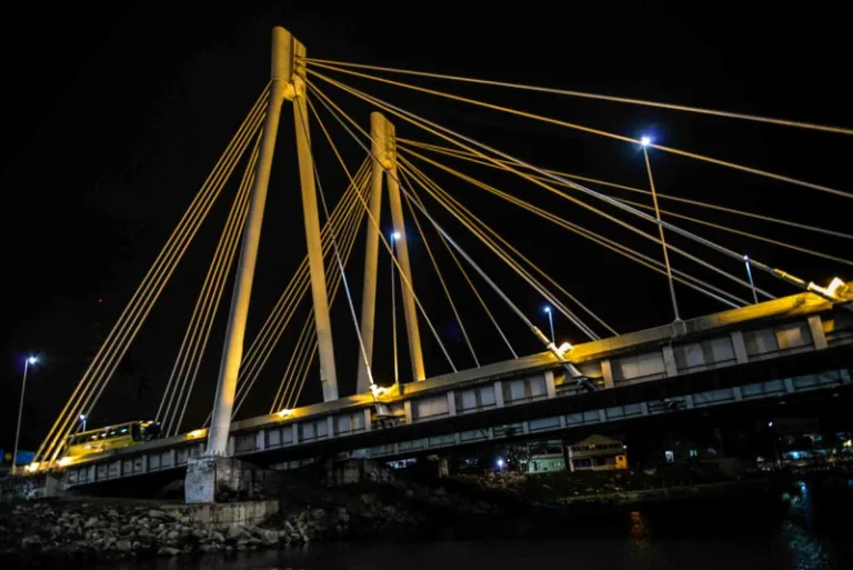 Ponte da Passagem iluminada em amarelo referente ao ‘Maio Amarelo Ponte da Passagem iluminada em amarelo referente ao ‘Maio Amarelo