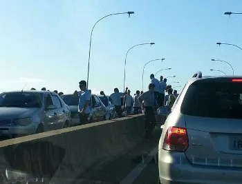 Taxistas fazem novo protesto e bloqueiam trânsito na Terceira Ponte