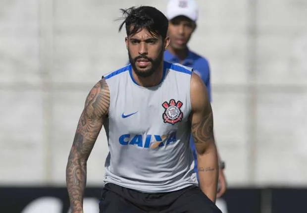 Clima quente! Vilson acerta soco em Marciel durante treino do Corinthians