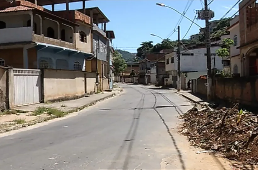 Jovem leva tiro na cabeça enquanto estava na calçada com vizinhos em Cariacica