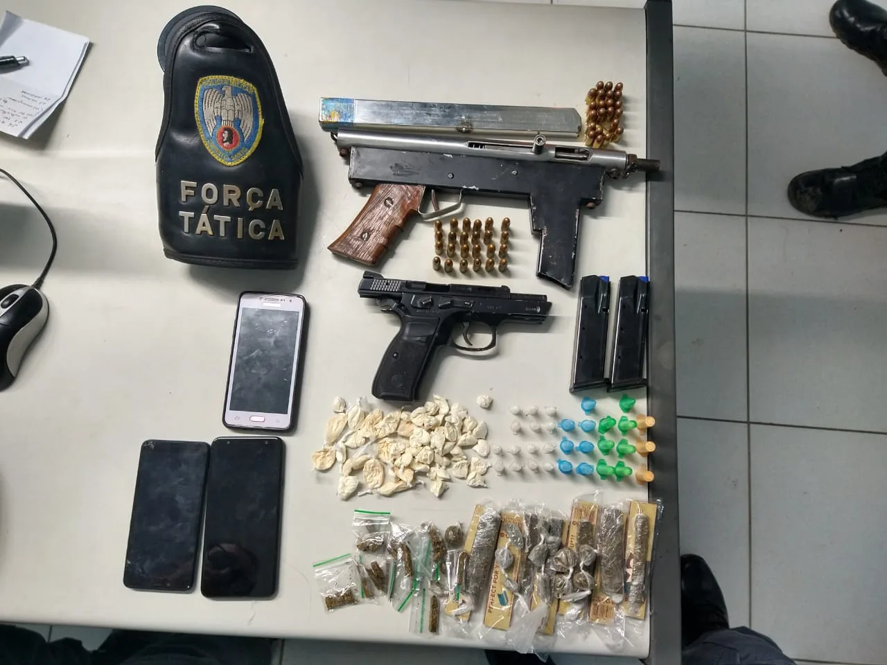 Polícia apreende metralhadora, drogas e dinheiro em bairros de Cariacica e Viana