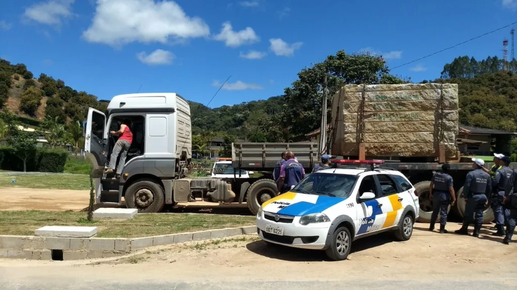 Operação ‘Carga Pesada’ fiscaliza transporte irregular de rochas ornamentais no sul do Estado