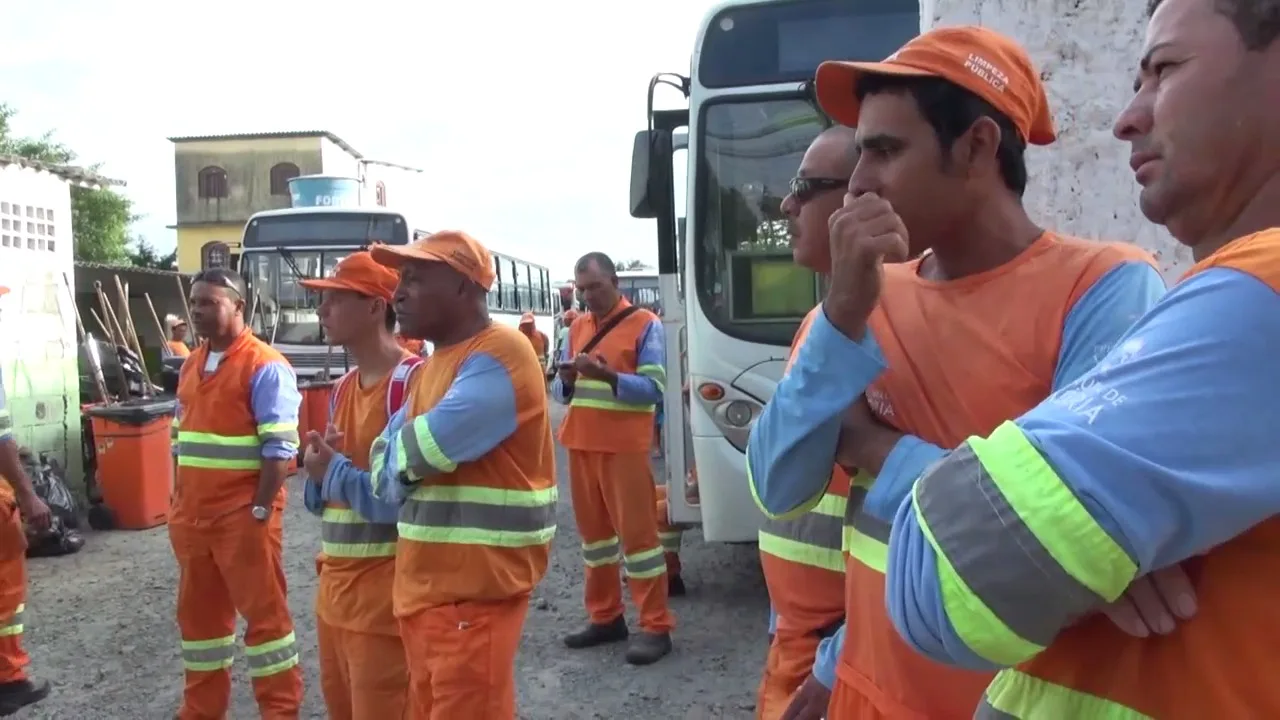 Justiça determina que garis cumpram 70% do recolhimento do lixo durante greve no Estado