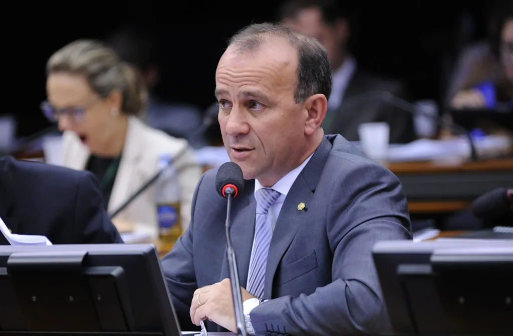 Hélder confirma recuo e não vai disputar prefeitura de Cariacica