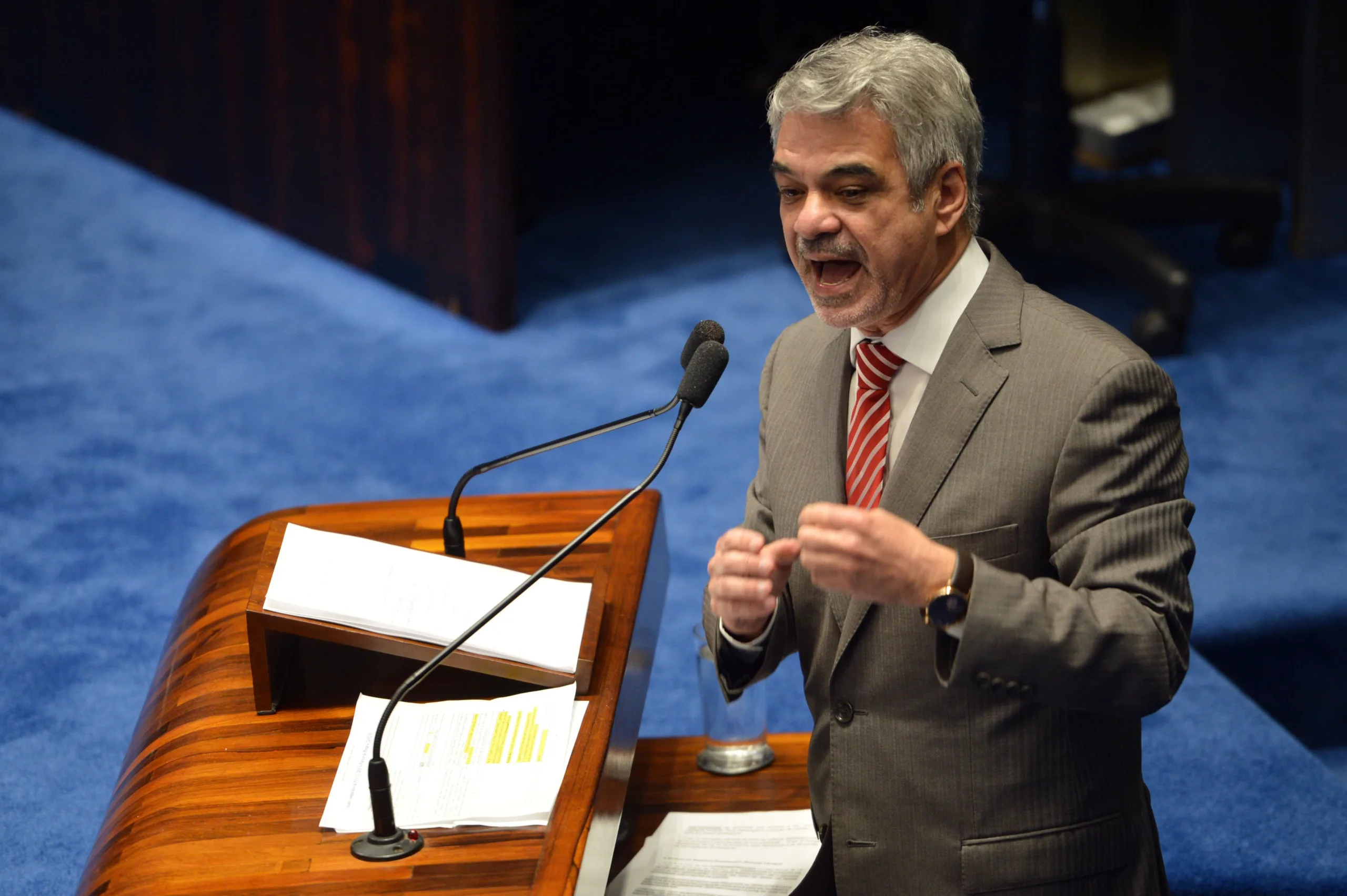 Brasília – Senador Humberto Costa, indicado líder do governo no Senado em substituição a Delcídio do Amaral, fala na tribuna durante sessão plenária (Fabio Rodrigues Pozzebom/Agência Brasil)