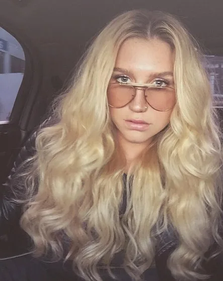 Mãe de Kesha pede ajuda para salvar a carreira da filha