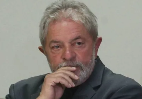 Dono de apartamento usado por Lula diz que assinou recibos de aluguel em um dia