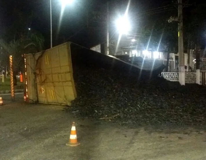 Carga de carreta tomba e deixa trânsito complicado na Serra