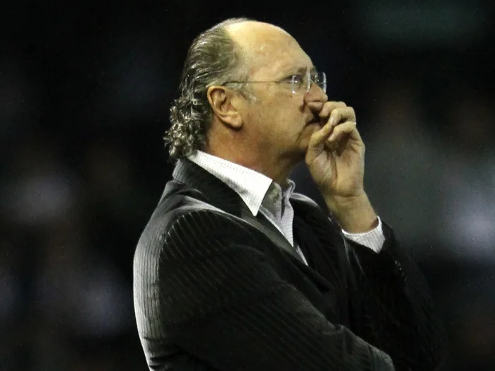 Técnico do Internacional, Paulo Roberto Falcão durante partida entre Coritiba X Internacional válida pela quinta rodada do Campeonato Brasileiro realizado no Estádio Couto Pereira. Curitiba/PR, Brasil – 18/06/2011. Foto: Geraldo Bubniak / Fotoarena