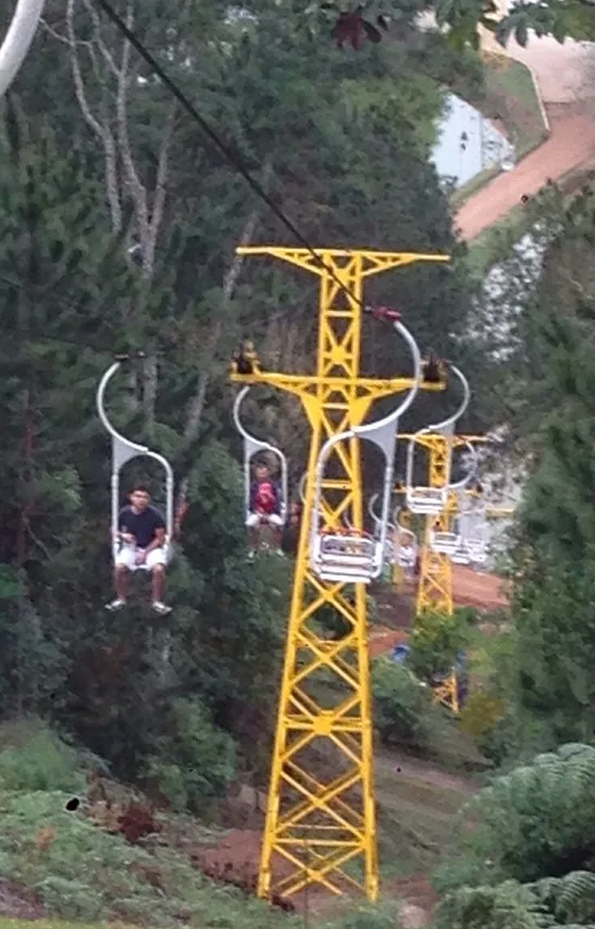 Família fica 30 minutos parada em teleférico, em Domingos Martins, e idosa passa mal