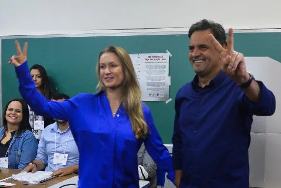 Acompanhado da mulher e de assessores, Aécio vota em escola em Minas Gerais