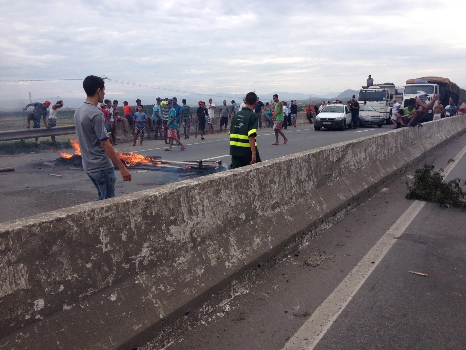 Manifestantes colocam fogo em pneus e interditam Rodovia do Contorno na Serra