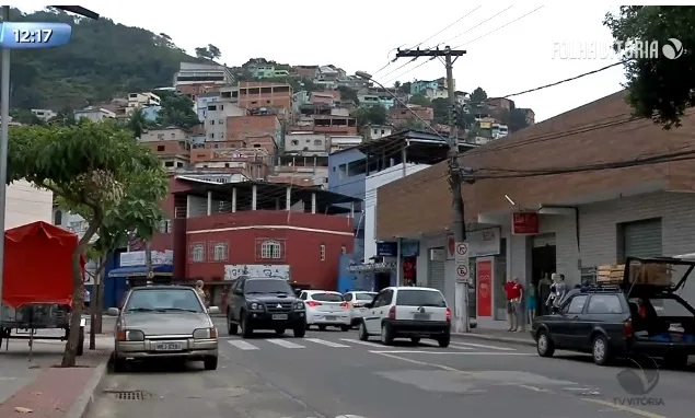 Adolescente baleada nas mãos pode estar envolvida em furtos, diz PM