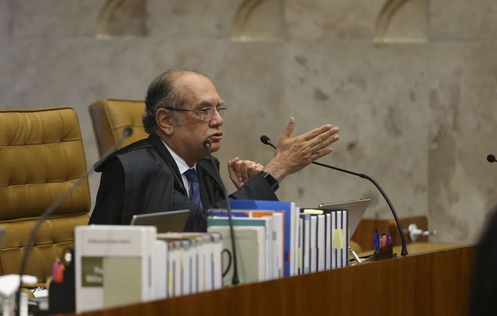 Brasília – O ministro Gilmar Mendes participa de sessão plenária extraordinária no STF. Esta é a última sessão antes das férias forenses dos ministros (José Cruz/Agência Brasil)