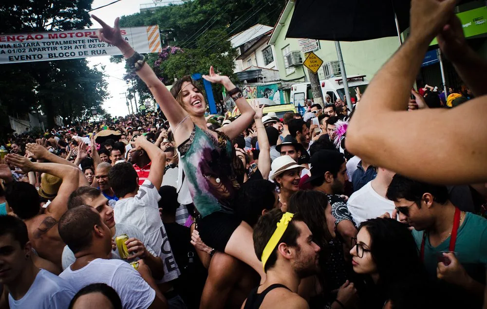 Blocos de carnaval que saíram sem autorização no final de semana serão multados