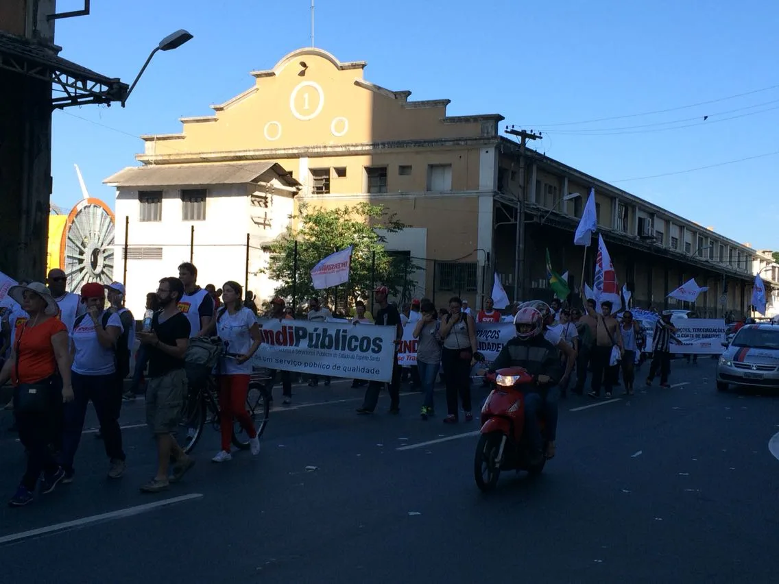 Manifestantes liberam trânsito e seguem em passeata em direção à Reta da Penha