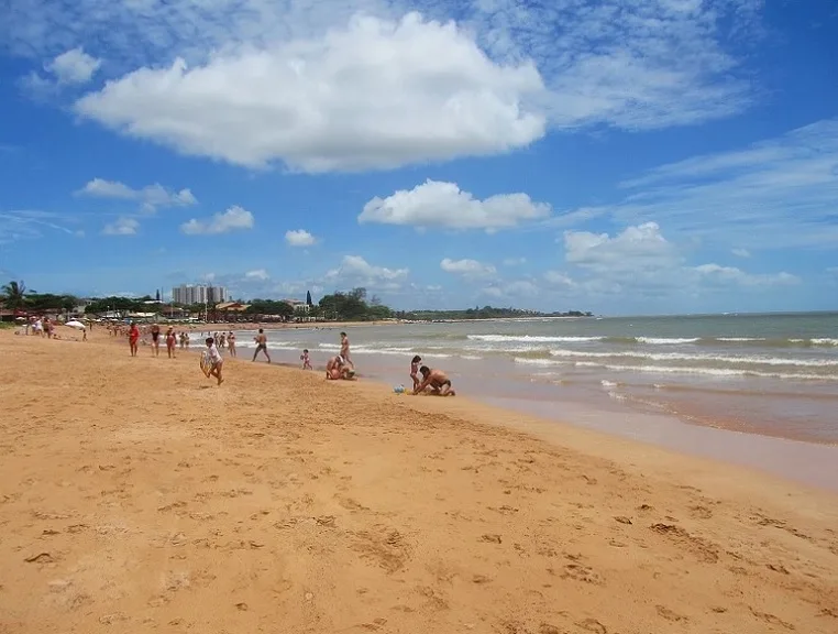 Adolescente desaparece em praia de Manguinhos, na Serra