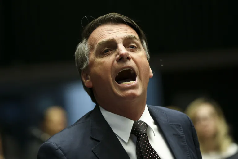 Brasília – O deputado Jair Bolsonaro discute com a deputada Maria do Rosário durante comissão geral, no plenário da Câmara dos Deputados, que discute a violência contra mulheres e meninas, a cultura do estupro, o enfrentamento à impunidade e políticas públicas de prevenção, proteção e atendimento às vítimas no Brasil. (Foto: Marcelo Camargo/Agência Brasil)