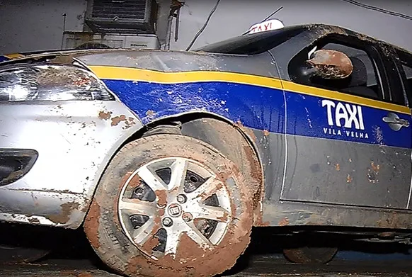 Suspeitos roubam táxi e capotam durante perseguição em Vila Velha