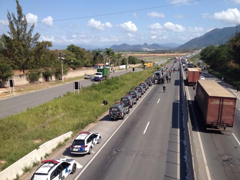 Manifestantes liberam pista no Contorno após três horas de protesto contra desocupação