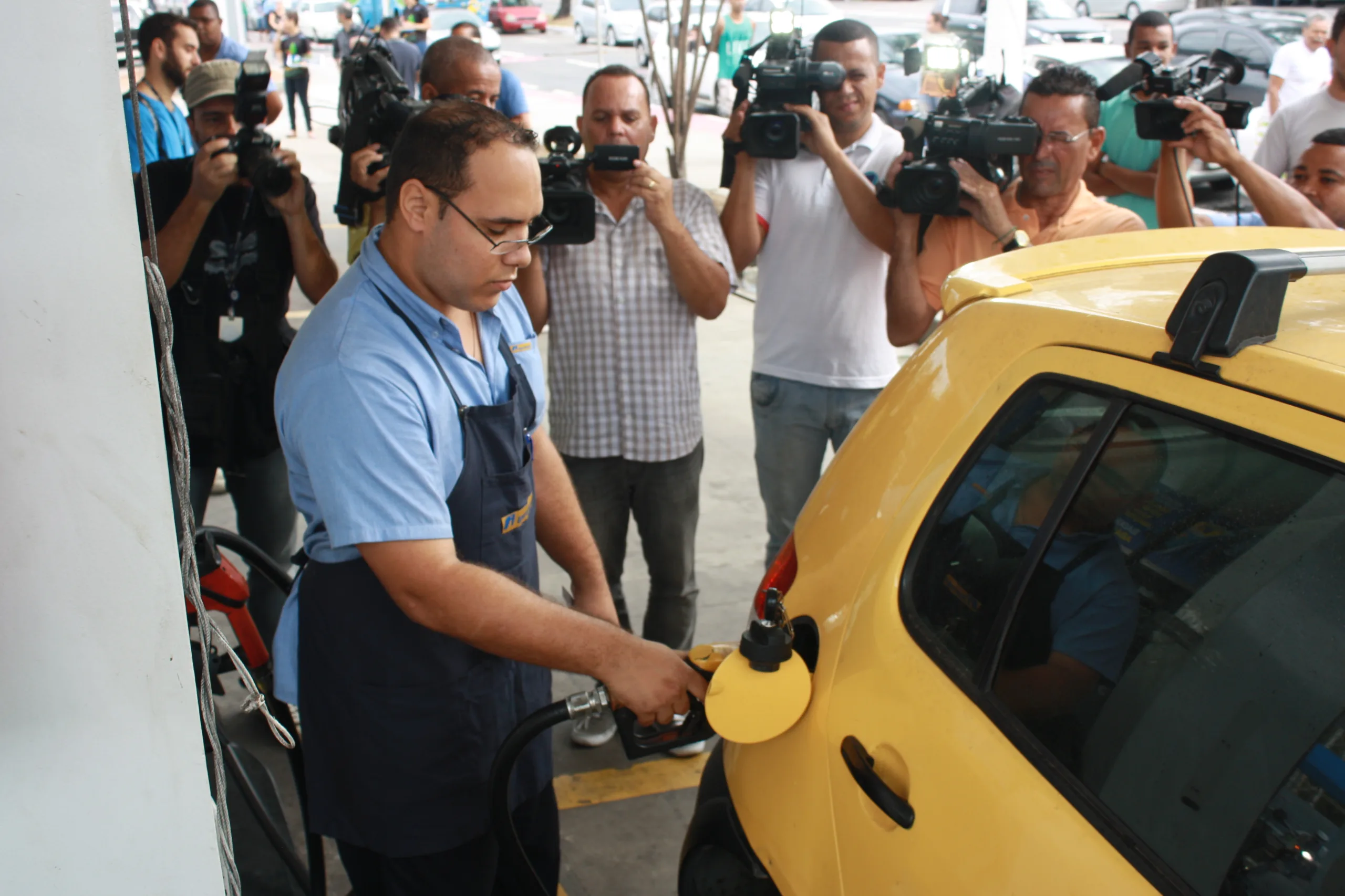 Duzentos motoristas abastecem carros com gasolina sem impostos em Vitória