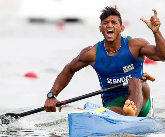 Campeão mundial na canoagem, Isaquias sofre acidente de carro, mas passa bem