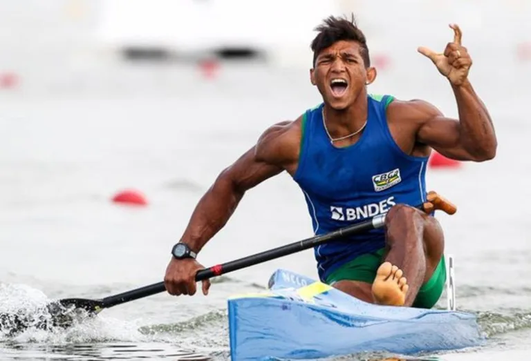 Campeão mundial na canoagem, Isaquias sofre acidente de carro, mas passa bem