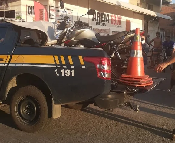 Jovem é preso e adolescente apreendido com moto roubada após perseguição na Serra