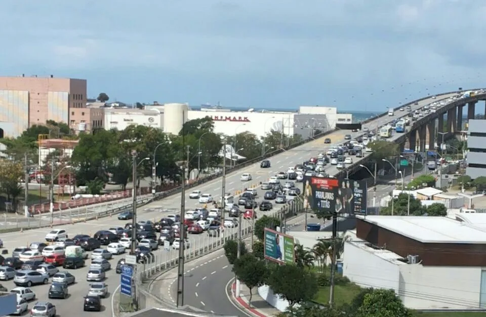 Veículos quebrados e com "pane seca" são alvo da fiscalização nos horários de pico na Terceira Ponte