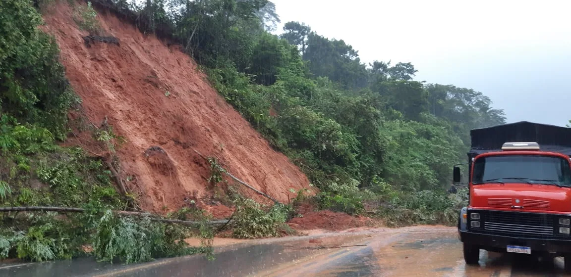 Trecho da BR 101 é interditado após queda de barreiras