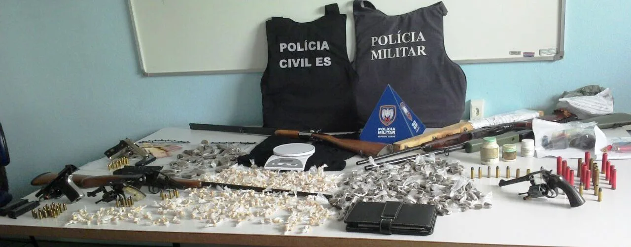 Armas, dinheiro e mais de 1,2 mil pedras de crack são apreendidos em operação conjunta no ES