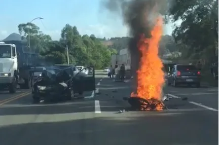 VÍDEO | Imagens flagram moto explodindo após colidir com carro na BR-101 na Serra; motociclista morreu