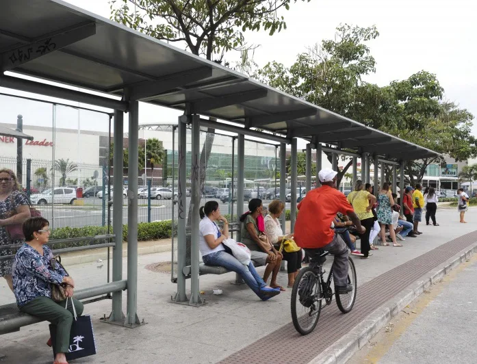 Ponto de ônibus após limpeza